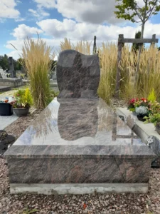 fleurs dans un vase dans un cimetiere