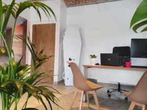 Bureau de réception de l'agence funéraire avec un cercueil personnalisé blanc exposé au fond