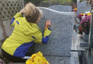 fleurs dans un vase dans un cimetiere