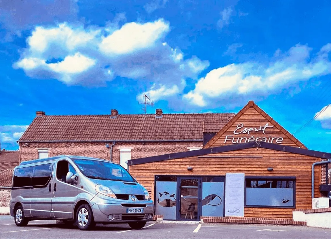 Véhicule d'attelage et de transport funéraire stationné devant le bâtiment Esprit Funéraire