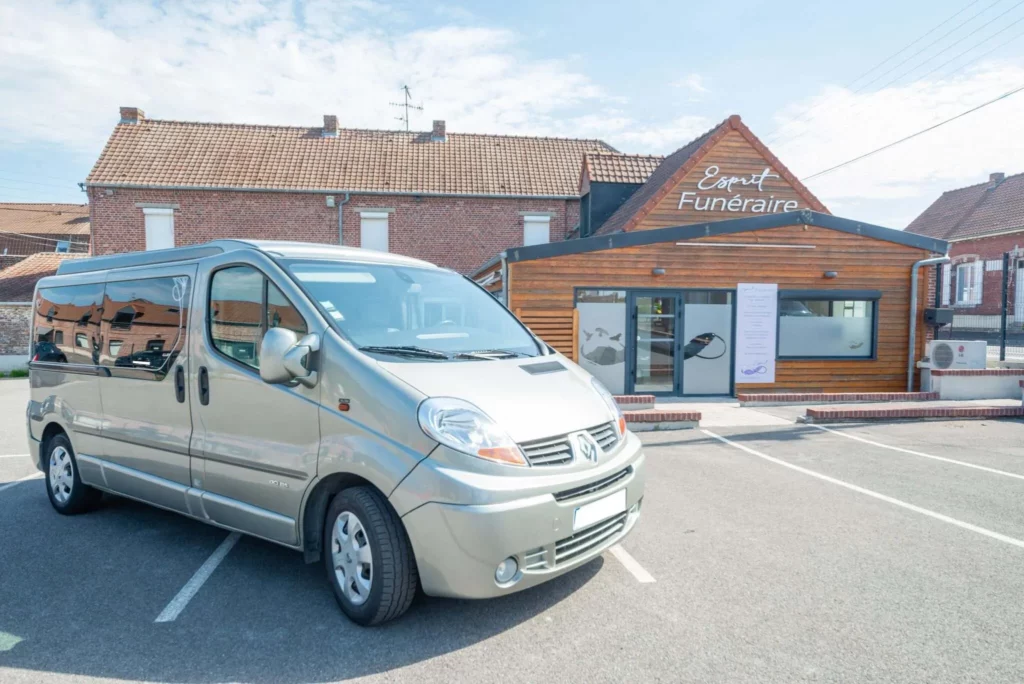 Fourgon funéraire gris garé sur le parking de l'agence Esprit Funéraire