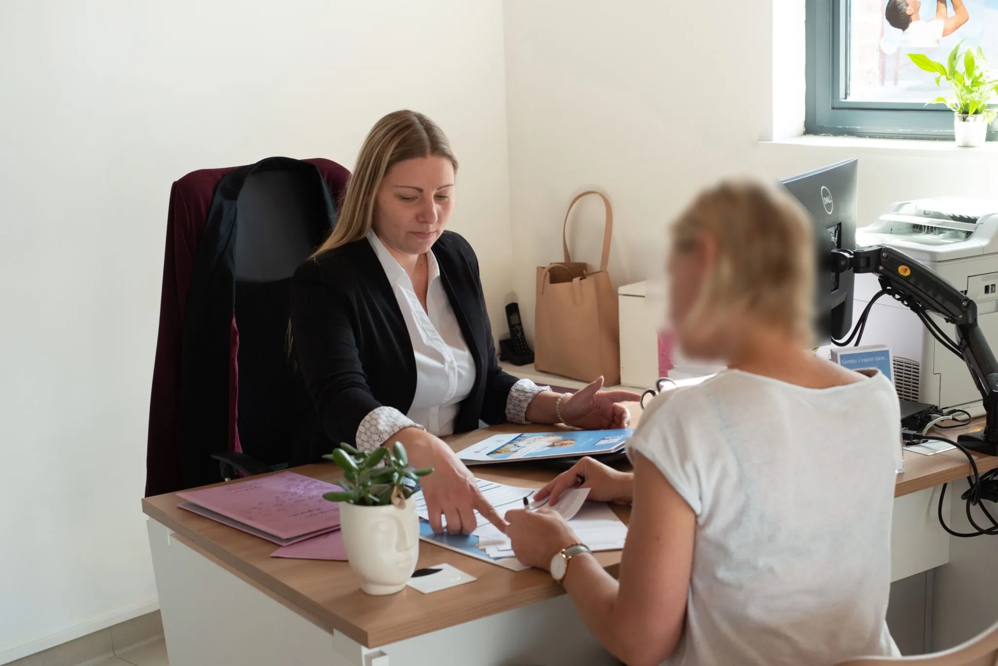 Entretien de conseil personnalisé entre une conseillère funéraire et une famille